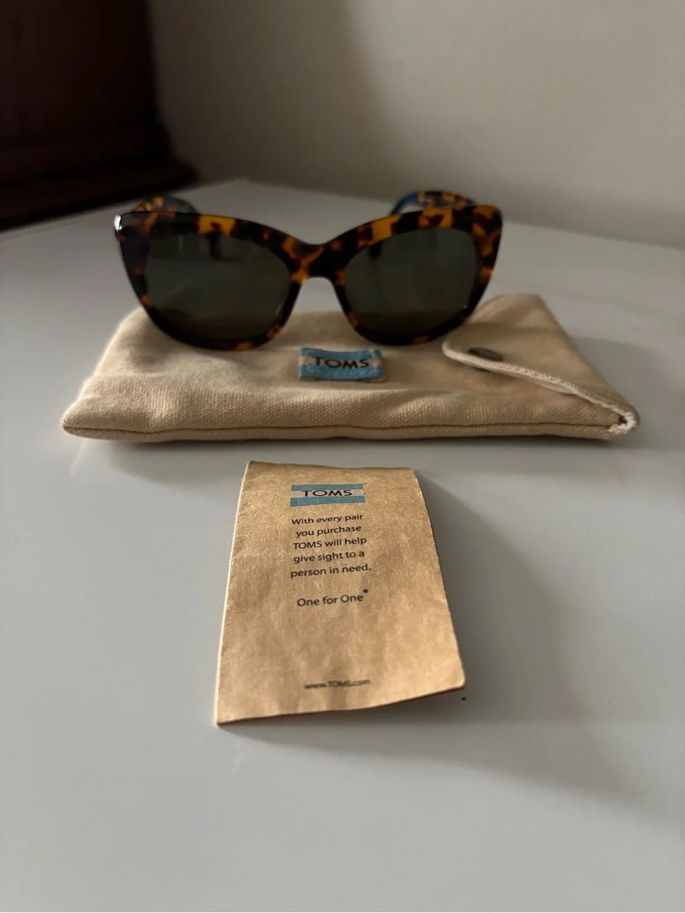 TOMS KITTY 10009594 Women's Tortoiseshell Cat Eye Sunglasses - EUC